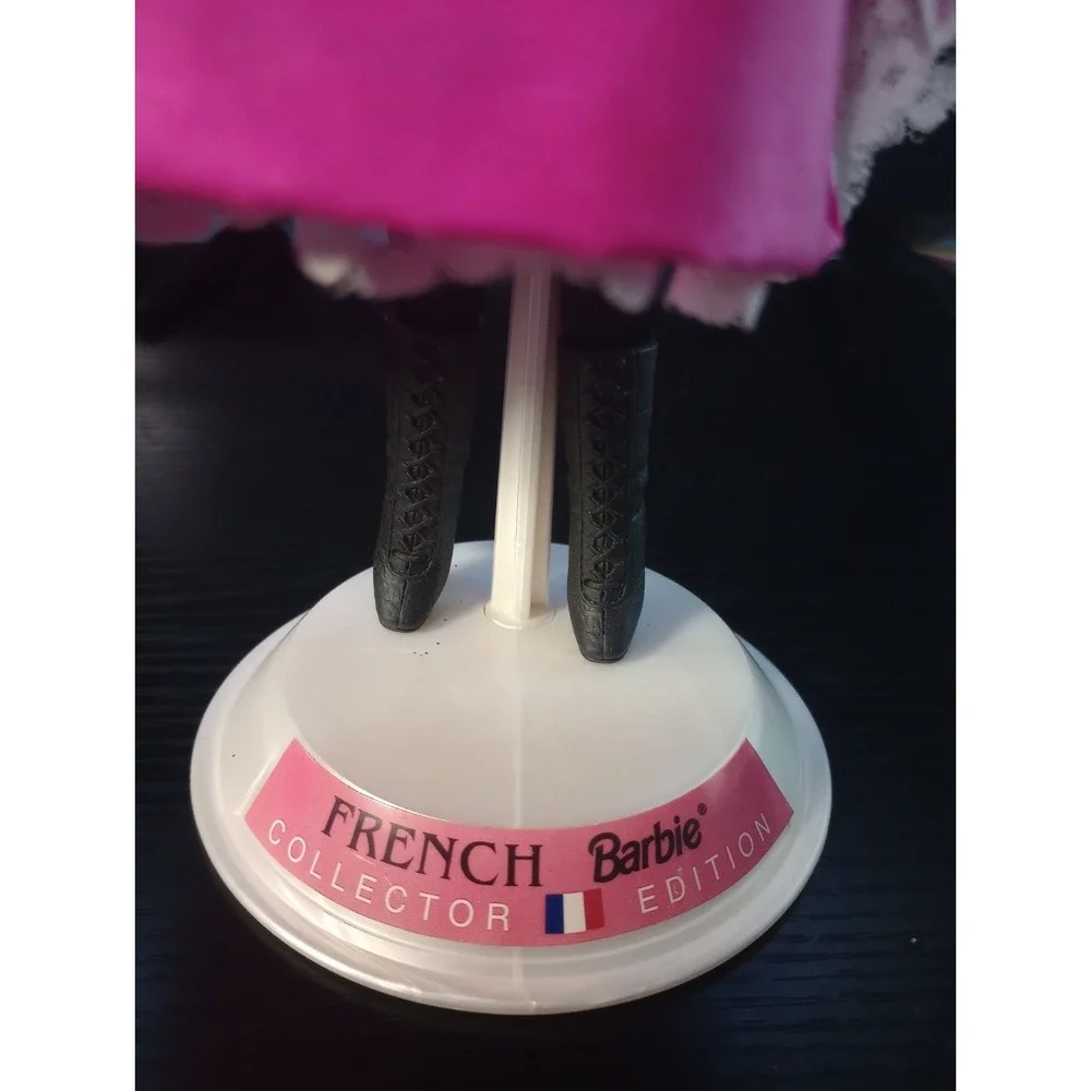 Vintage 1997 French‎ Barbie Dolls of the World Collector Edition #16499 w/ Stand